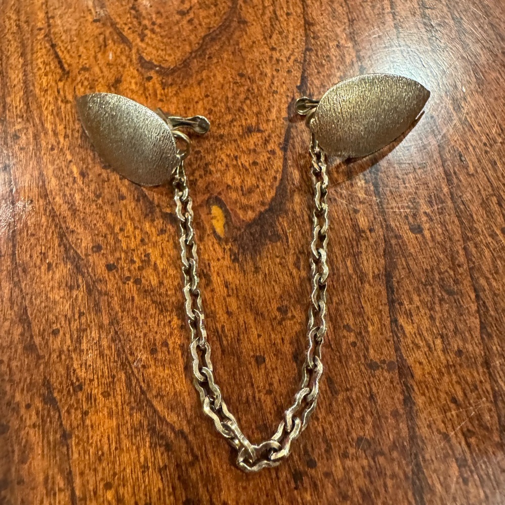 Vintage Unique Gold Tone Sweater Clip Chain Almond Leaf Shaped
